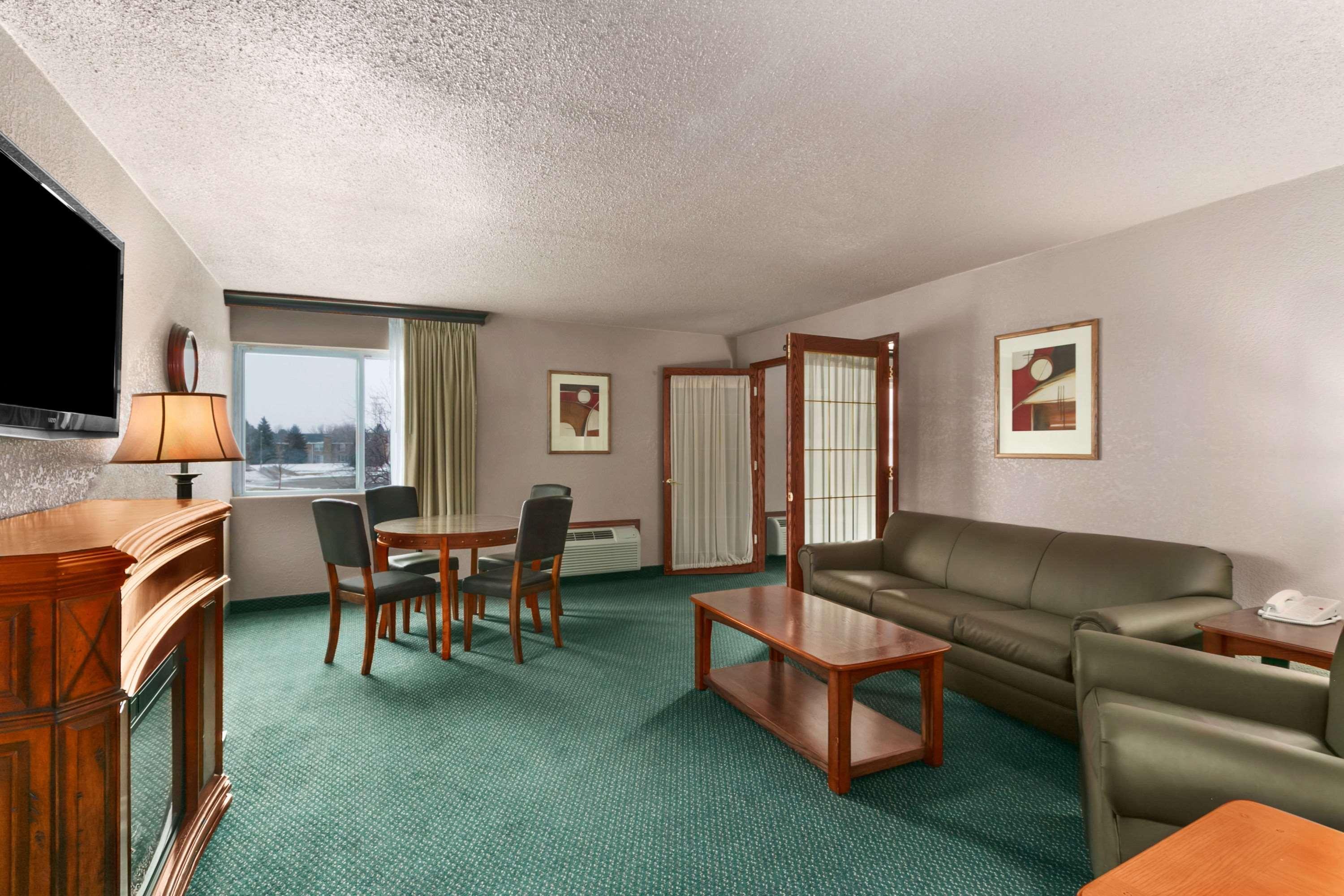 Hotel Ramada By Wyndham Bismarck Zewnętrze zdjęcie