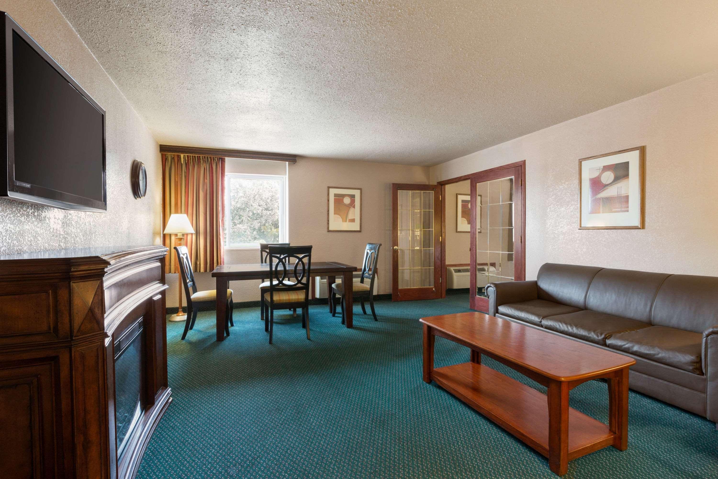 Hotel Ramada By Wyndham Bismarck Zewnętrze zdjęcie