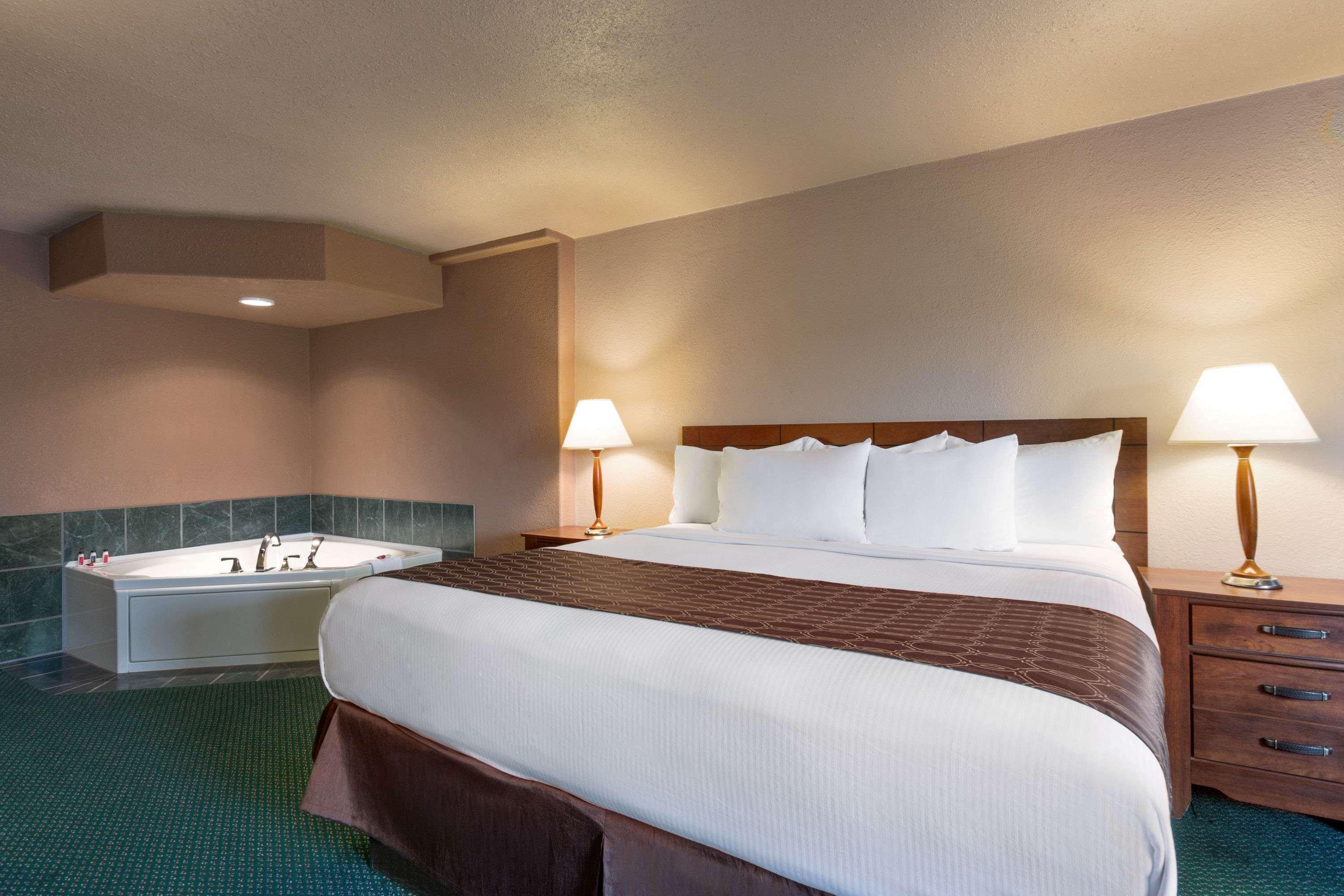 Hotel Ramada By Wyndham Bismarck Zewnętrze zdjęcie